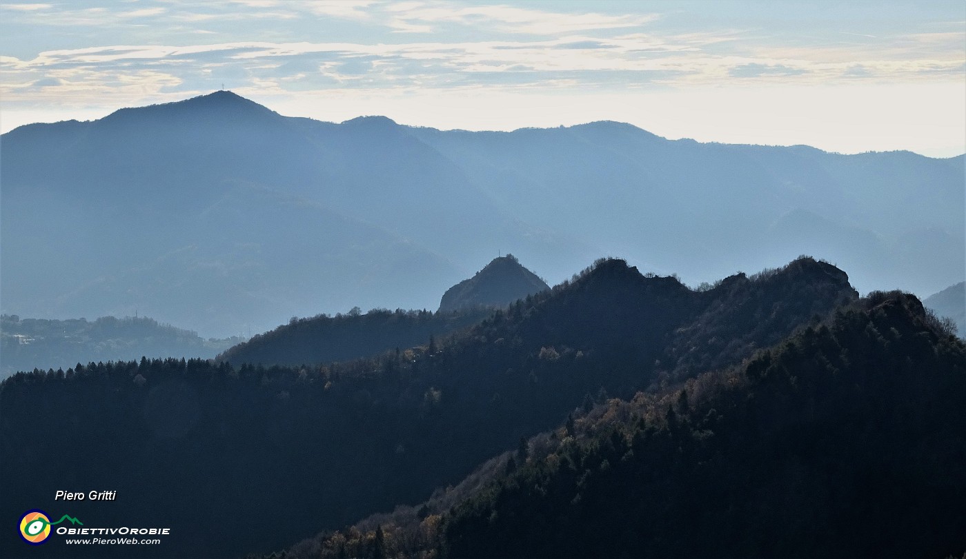 83 Zoom verso Croce di Bracca, Pizzo di Spino, Canto Alto.JPG -                                